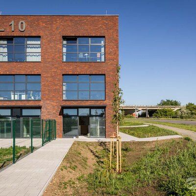 Tehlový obklad Rustique mix na fasáde polyfunkčnej budovy