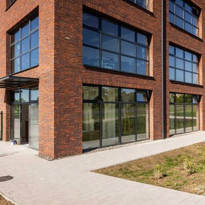 Tehlový obklad Rustique mix na fasáde polyfunkčnej budovy