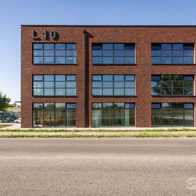 Tehlový obklad Rustique mix na fasáde polyfunkčnej budovy