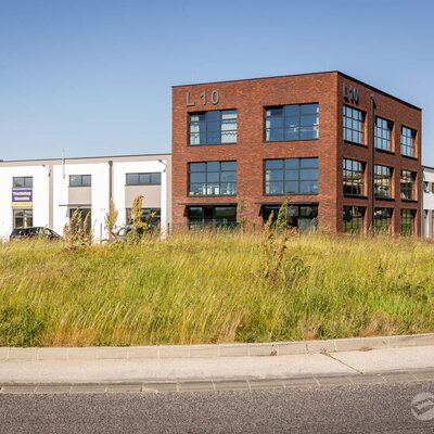 Tehlový obklad Rustique mix na fasáde polyfunkčnej budovy