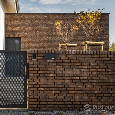 Tehlový obklad Sepia Gesinteld na fasáde a na plote rodinného domu