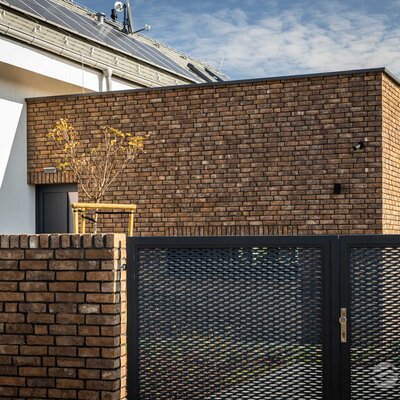 Tehlový obklad Sepia Gesinteld na fasáde a na plote rodinného domu