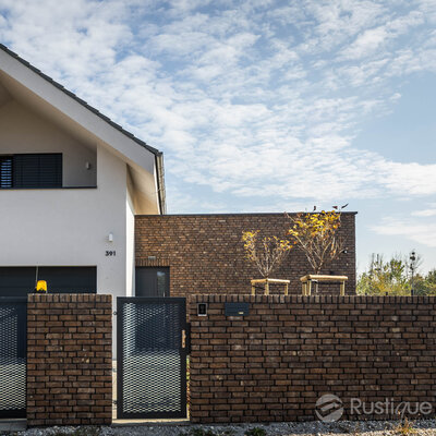 Tehlový obklad Sepia Gesinteld na fasáde a na plote rodinného domu