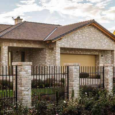 Tehlový obklad Toscane antiek na fasáde a plote rodinného domu od Rustique.sk