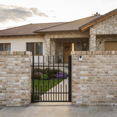 Tehlový obklad Toscane antiek na fasáde a plote rodinného domu od Rustique.sk