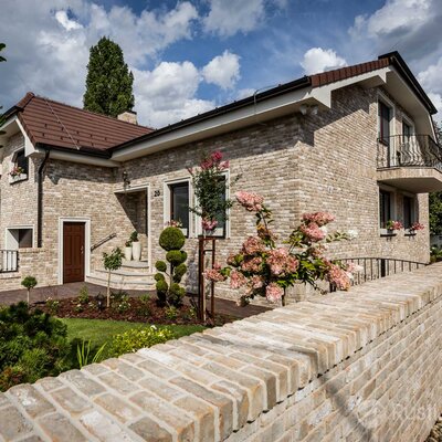 Tehlový obklad Toscane Antiek na fasáde a na plote rodinného domu