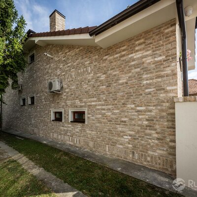 Tehlový obklad Toscane Antiek na fasáde a na plote rodinného domu