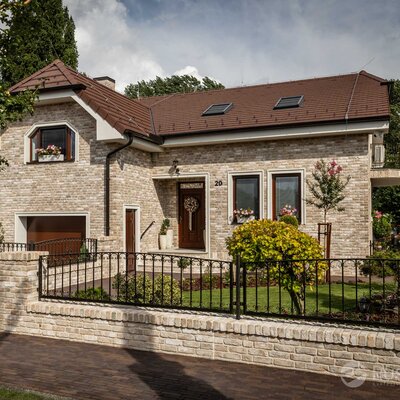 Tehlový obklad Toscane Antiek na fasáde a na plote rodinného domu