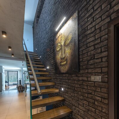 tehlovy obklad umber na schodisku