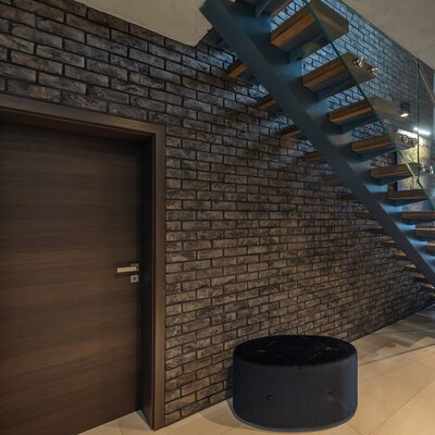 tehlovy obklad umber na schodisku