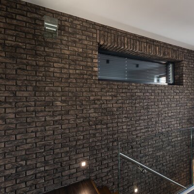 tehlovy obklad umber na schodisku