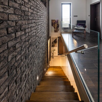 tehlovy obklad umber na schodisku