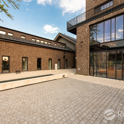 Hnedý tehlový obklad Umber na fasáde polyfunkčnej budovy