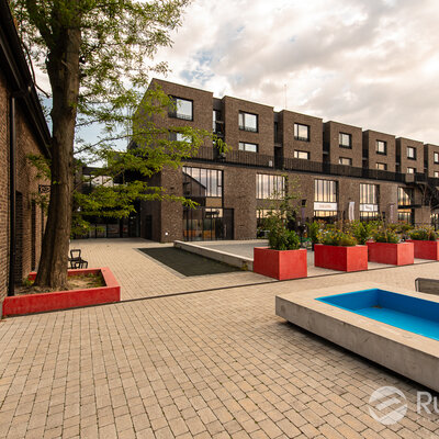 Hnedý tehlový obklad Umber na fasáde polyfunkčnej budovy