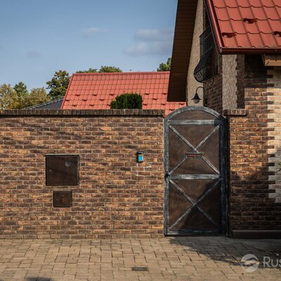 Tehlový obklad Violet na fasáde a na plote rodinného domu