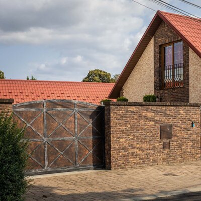 Tehlový obklad Violet na fasáde a na plote rodinného domu
