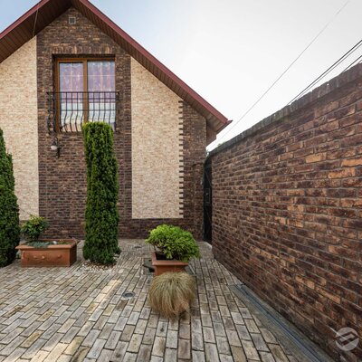 Tehlový obklad Violet na fasáde a na plote rodinného domu