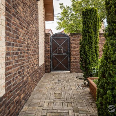 Tehlový obklad Violet na fasáde a na plote rodinného domu