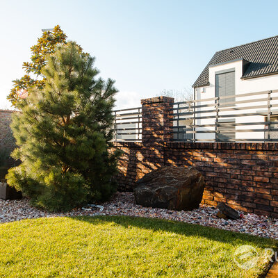 Tehlový obklad Violet na plote a fasáde rodinného domu