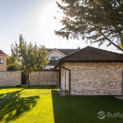 Tehlový obklad Vuurwit na fasáde a na plote rodinného domu