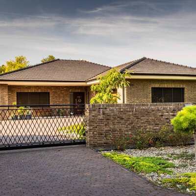 Tehlový obklad WS Sepia na fasáde a na plote rodinného domu