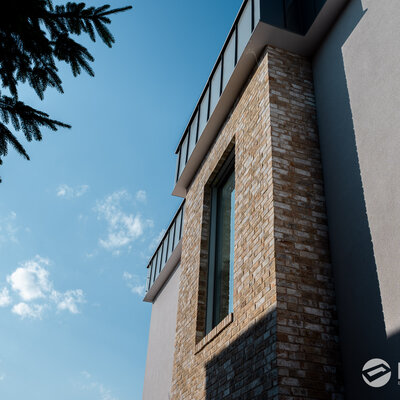 tehlový obklad Wit Beige na fasáde rodinného domu od Rustique.sk