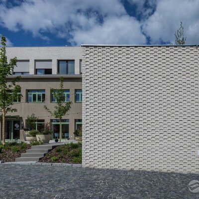 Tehlový obklad Wit Special na fasáde administrativnej budovy