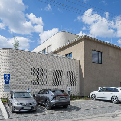 Tehlový obklad Wit Special na fasáde administrativnej budovy