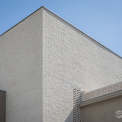 Tehlový obklad Wit Special na fasáde administrativnej budovy