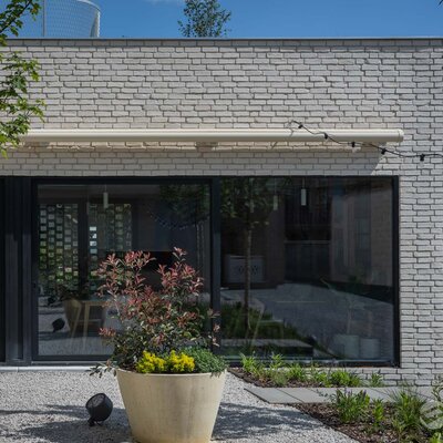 Tehlový obklad Wit Special na fasáde administrativnej budovy