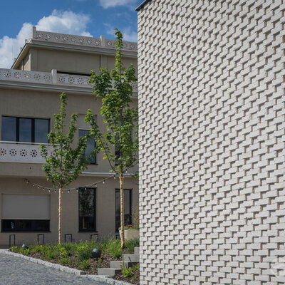 Tehlový obklad Wit Special na fasáde administrativnej budovy