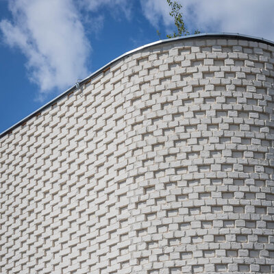 Tehlový obklad Wit Special na fasáde administrativnej budovy