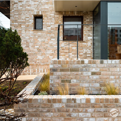 Tehlový obklad Zandlicht na fasáde a plote rodinného domu