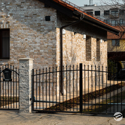 Tehlový obklad Zandlicht na fasáde a plote rodinného domu