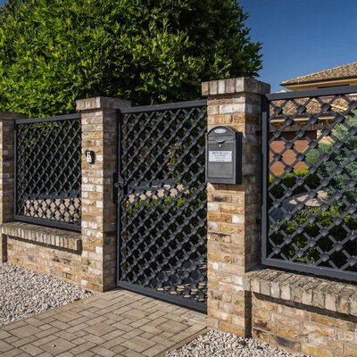 Tehlový obklad Zandlicht na plote rodinného domu od Rustique.sk