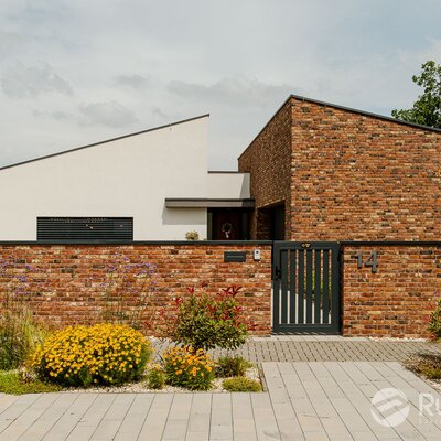Tehlový obklad Castello na fasáde a na plote rodinného domu