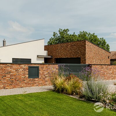 Tehlový obklad Castello na fasáde a na plote rodinného domu