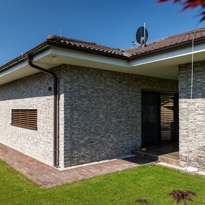 tehlový obklad rainbow snowdust economy na rodinnom dome