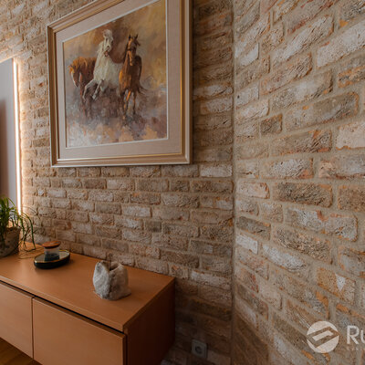 Tehlový obklad Toscane antiek v interiéri v obývačke